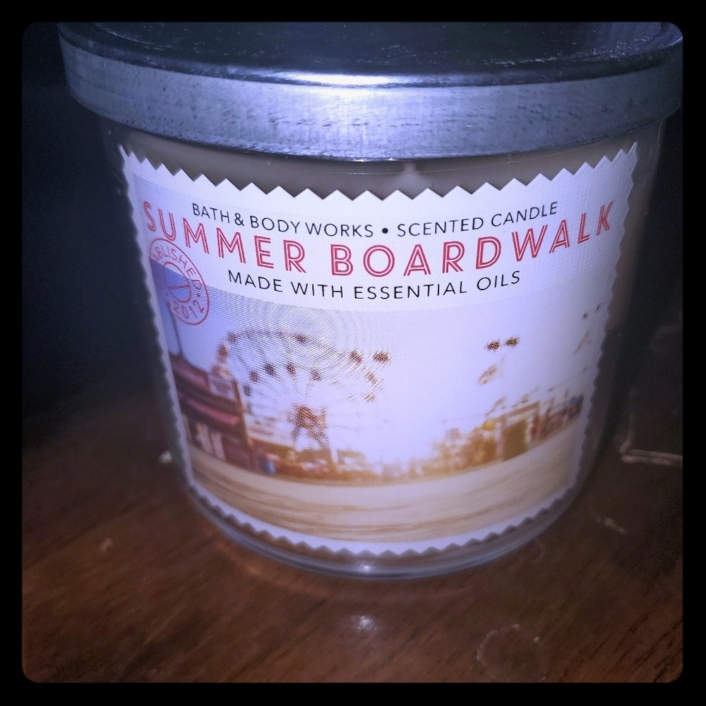 BATH AND BODY WORKS CANDLE. BRAND NEW!!
